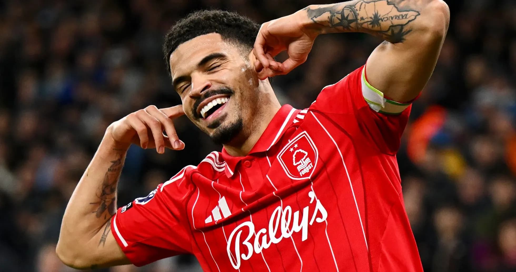 Jugador celebrando con gesto en el campo