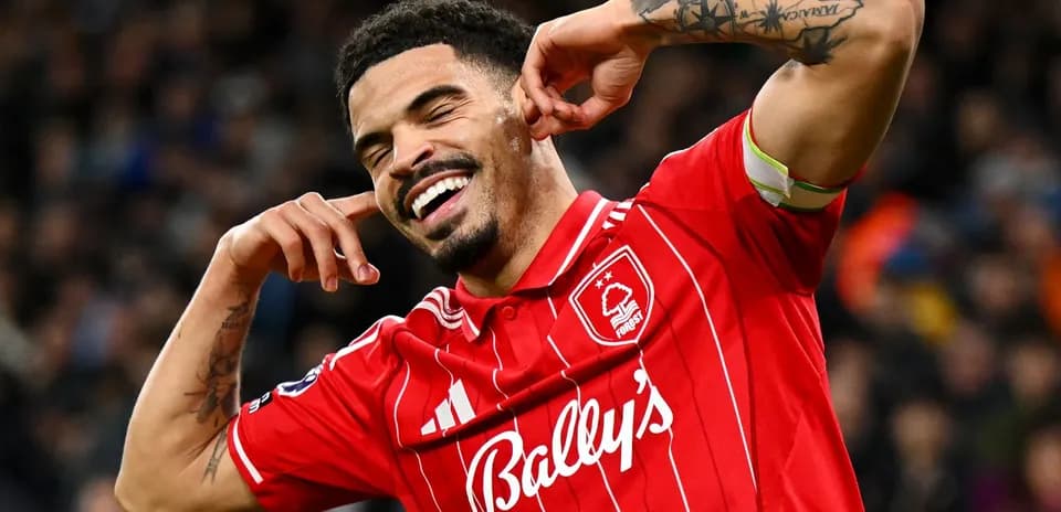 Jugador celebrando con gesto en el campo