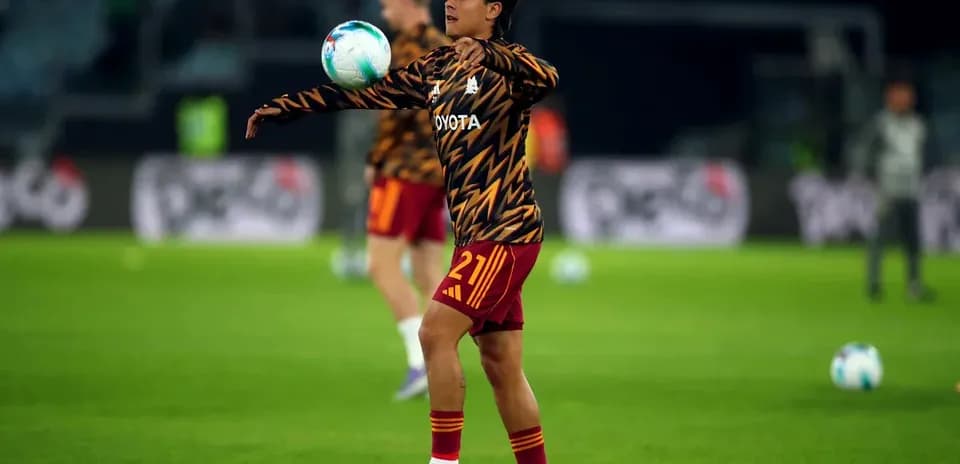 Jugador lanzando el balón durante el calentamiento