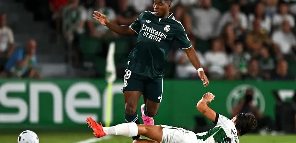 Jugador de Real Madrid cae tras entrada de oponente