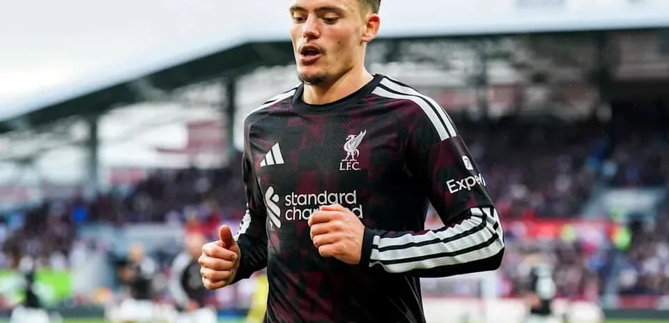 Jugador de Liverpool corriendo en el campo de fútbol