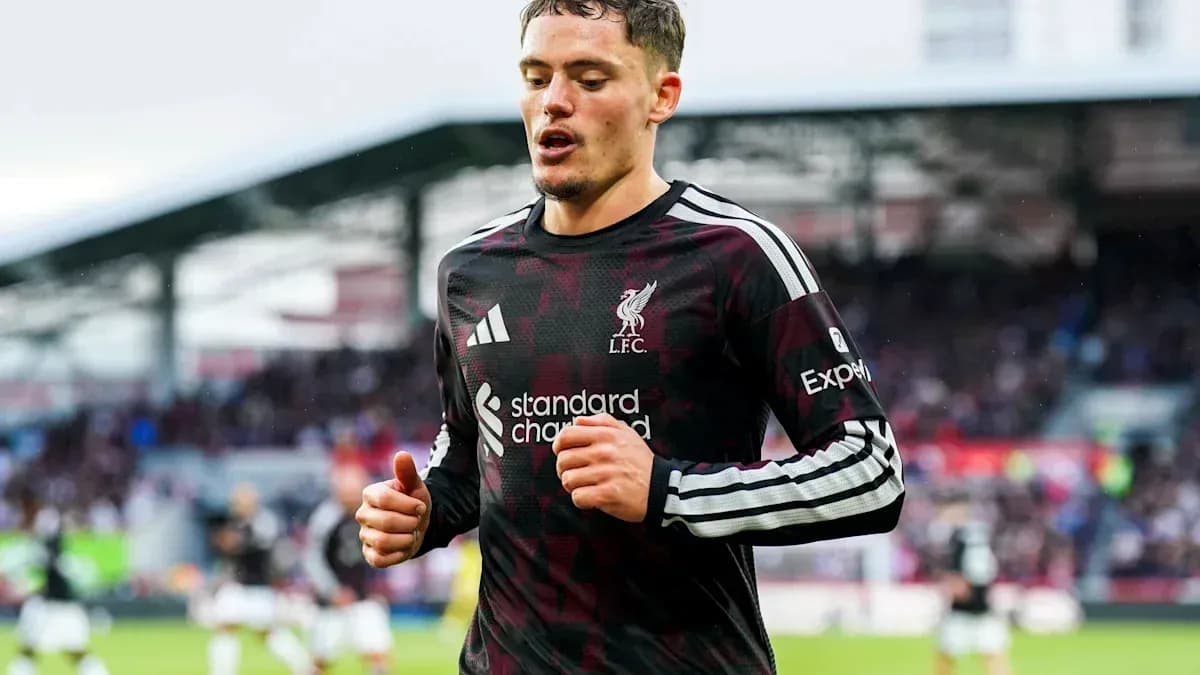 Jugador de Liverpool corriendo en el campo de fútbol