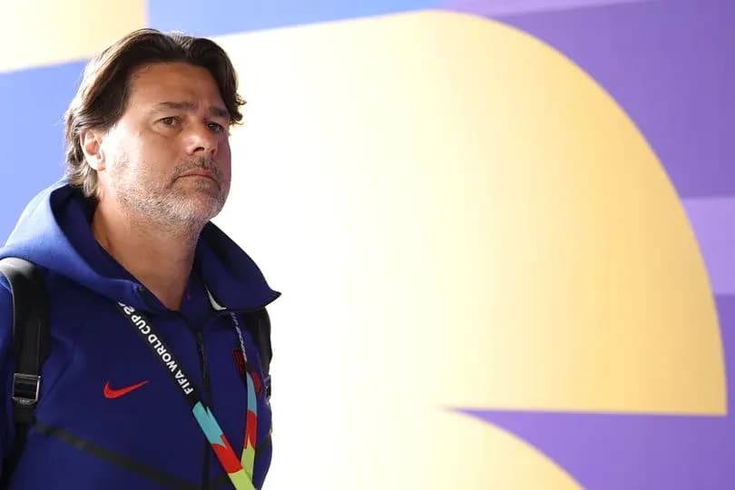 Entrenador caminando en el área de prensa