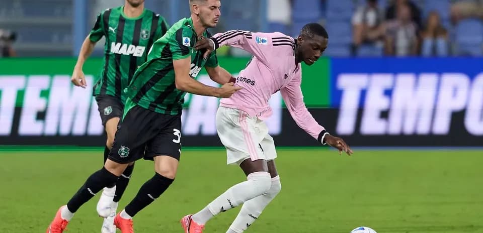 Jugador de Sassuolo persiguiendo a un jugador de Juventus