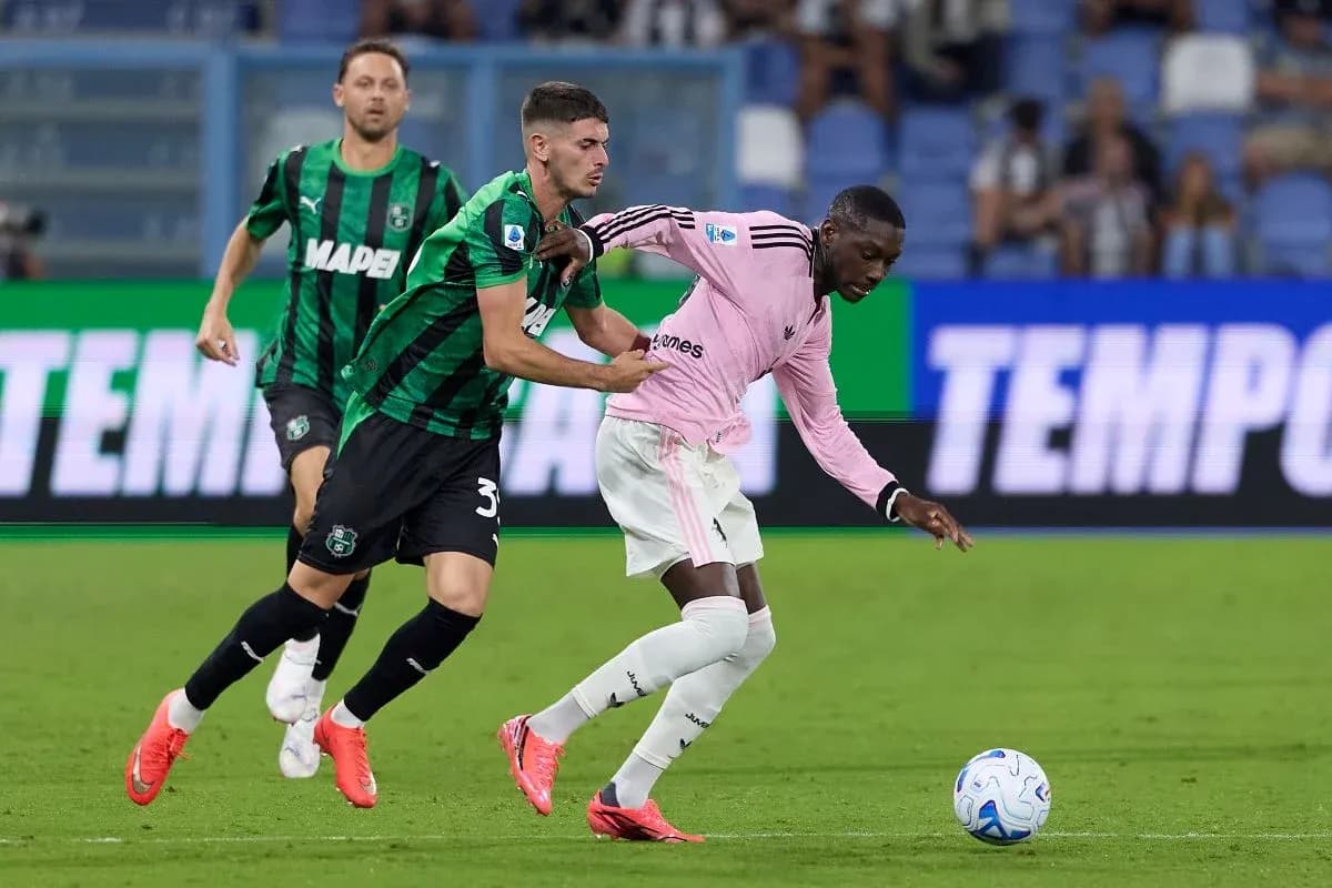 Jugador de Sassuolo persiguiendo a un jugador de Juventus