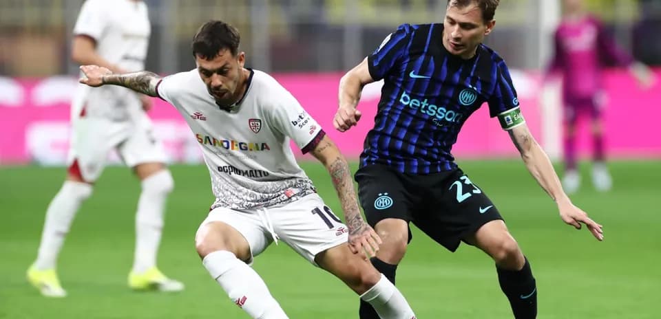 Cagliari e Inter luchando por el balón