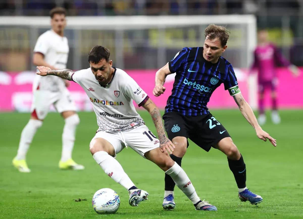Cagliari e Inter luchando por el balón