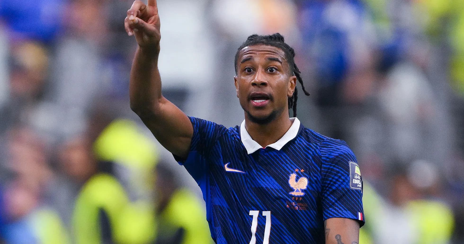 Jugador de Francia señalando durante un partido