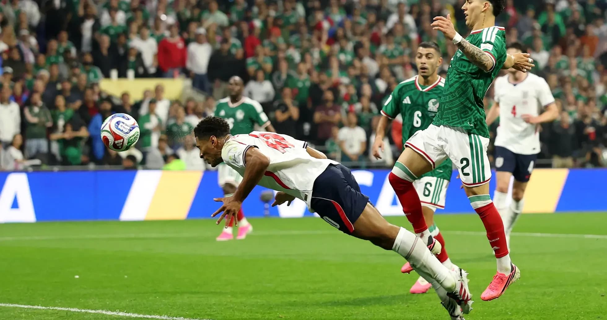 Jugador inglés lanzándose hacia el balón
