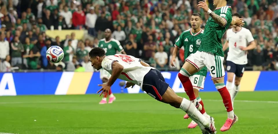 Jugador inglés lanzándose hacia el balón