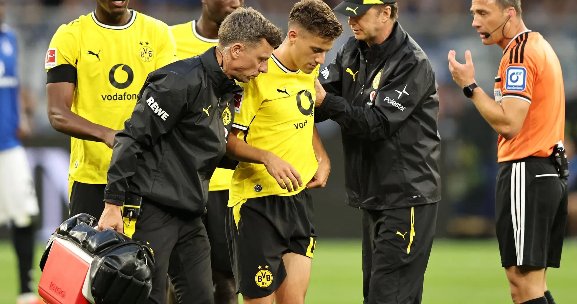 Jugador de Borussia Dortmund recibiendo atención médica