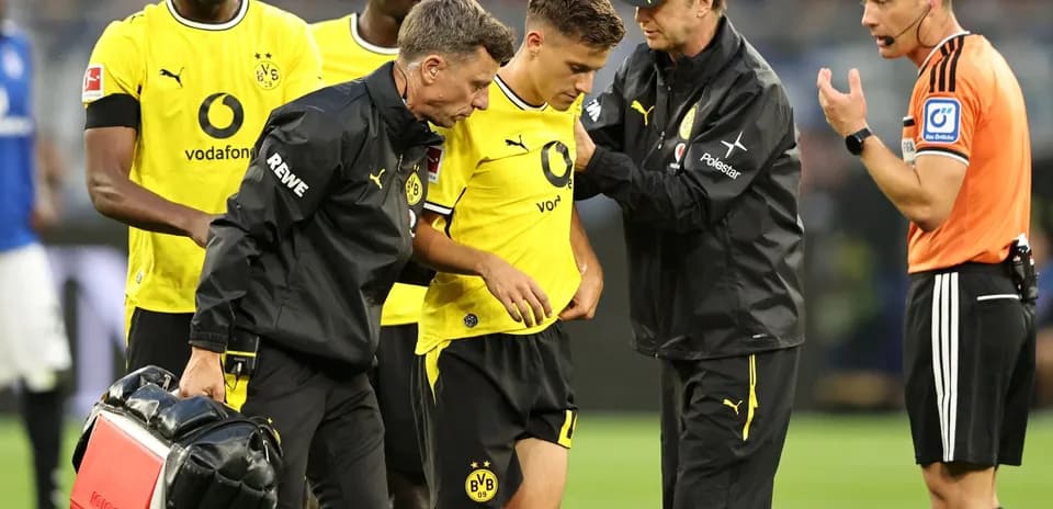 Jugador de Borussia Dortmund recibiendo atención médica