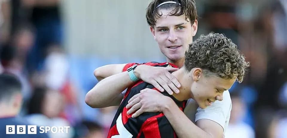 Dos jugadores abrazándose en el campo de juego