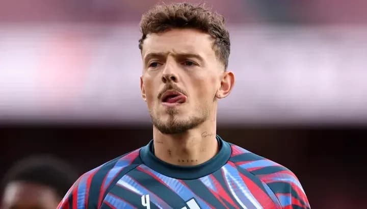 Jugador de fútbol con camiseta de portero en el campo