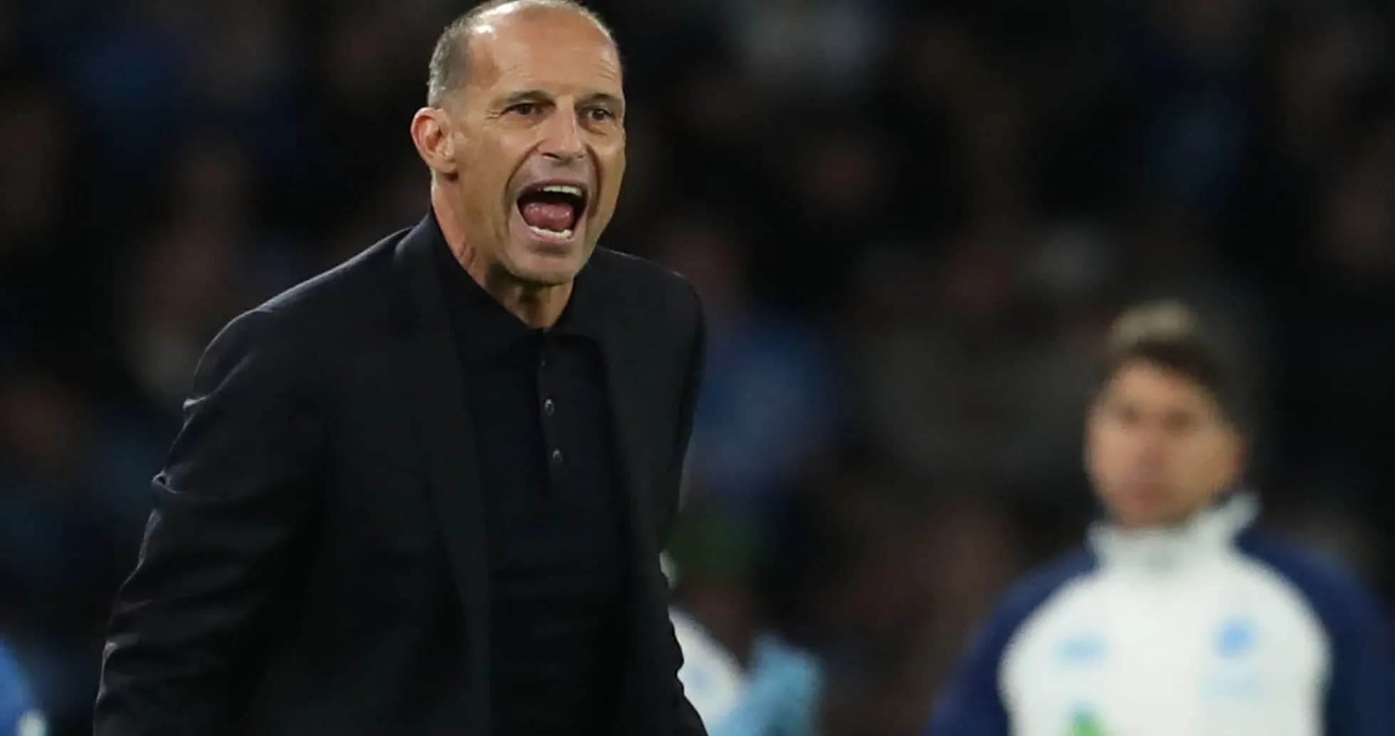 Entrenador dando instrucciones durante el partido