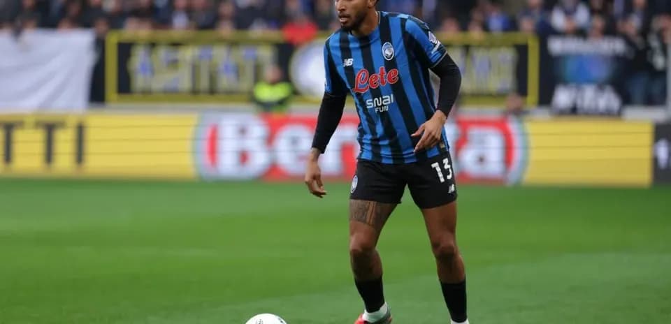 Jugador de Atalanta con balón en el campo