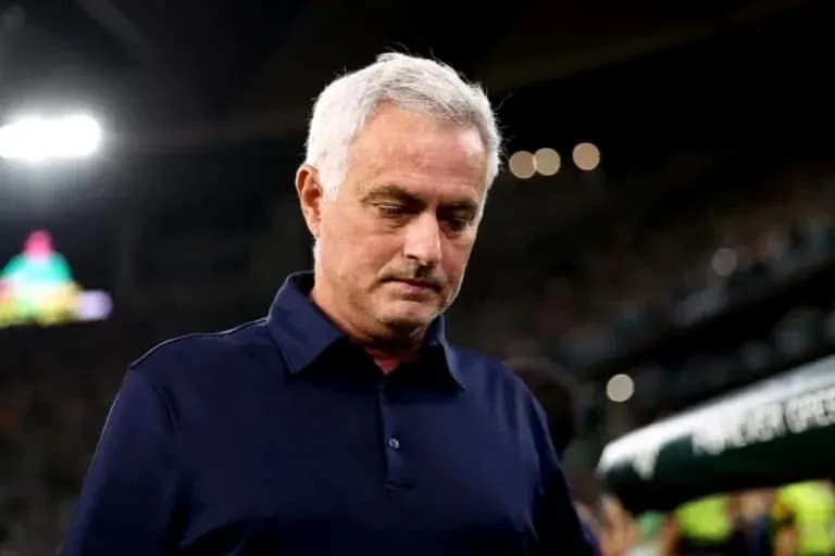 Entrenador caminando por el túnel del estadio