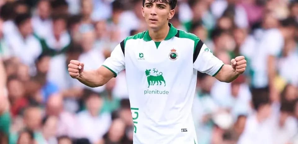 Jugador celebrando en partido con público de fondo