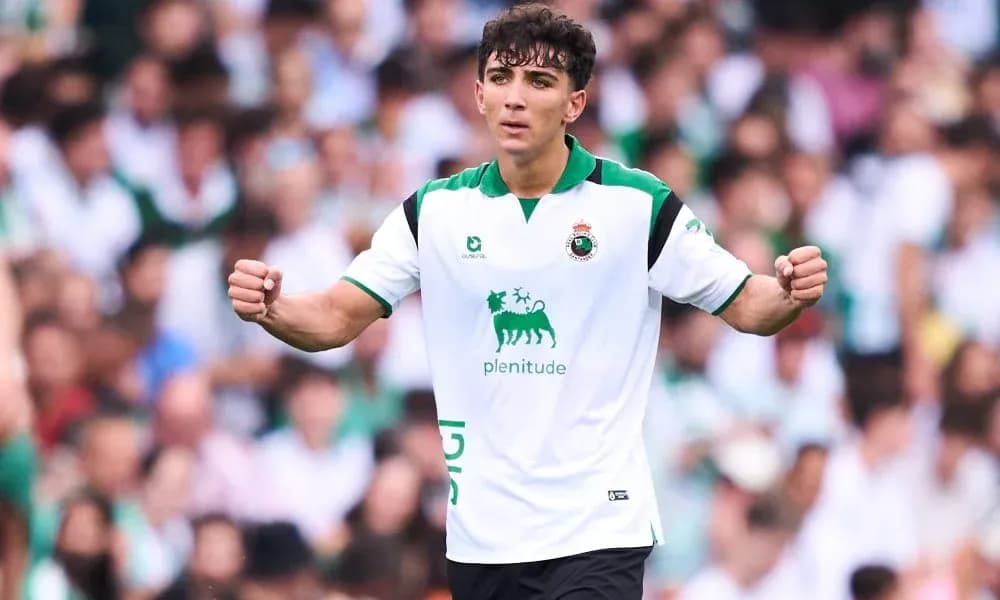 Jugador celebrando en partido con público de fondo