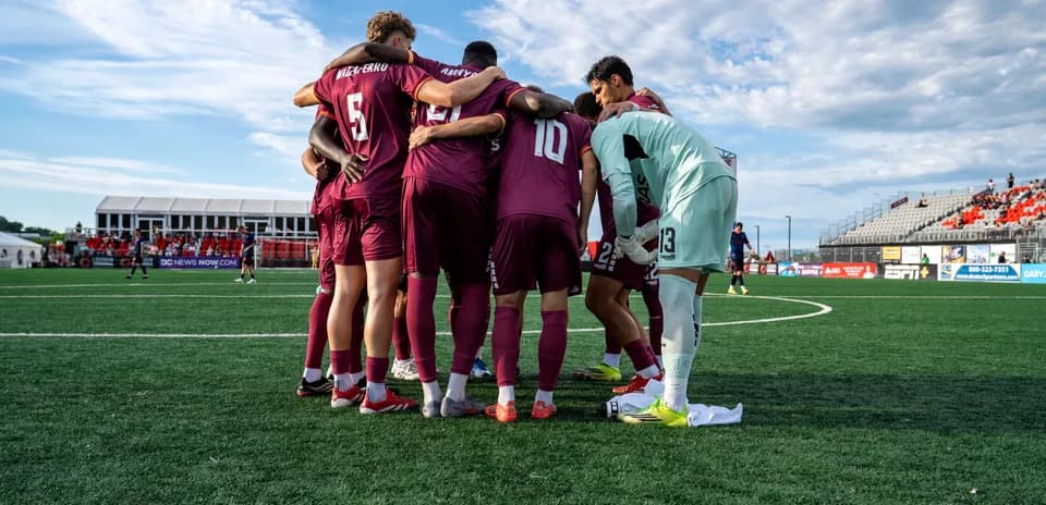 Equipo reunido antes del partido de fútbol