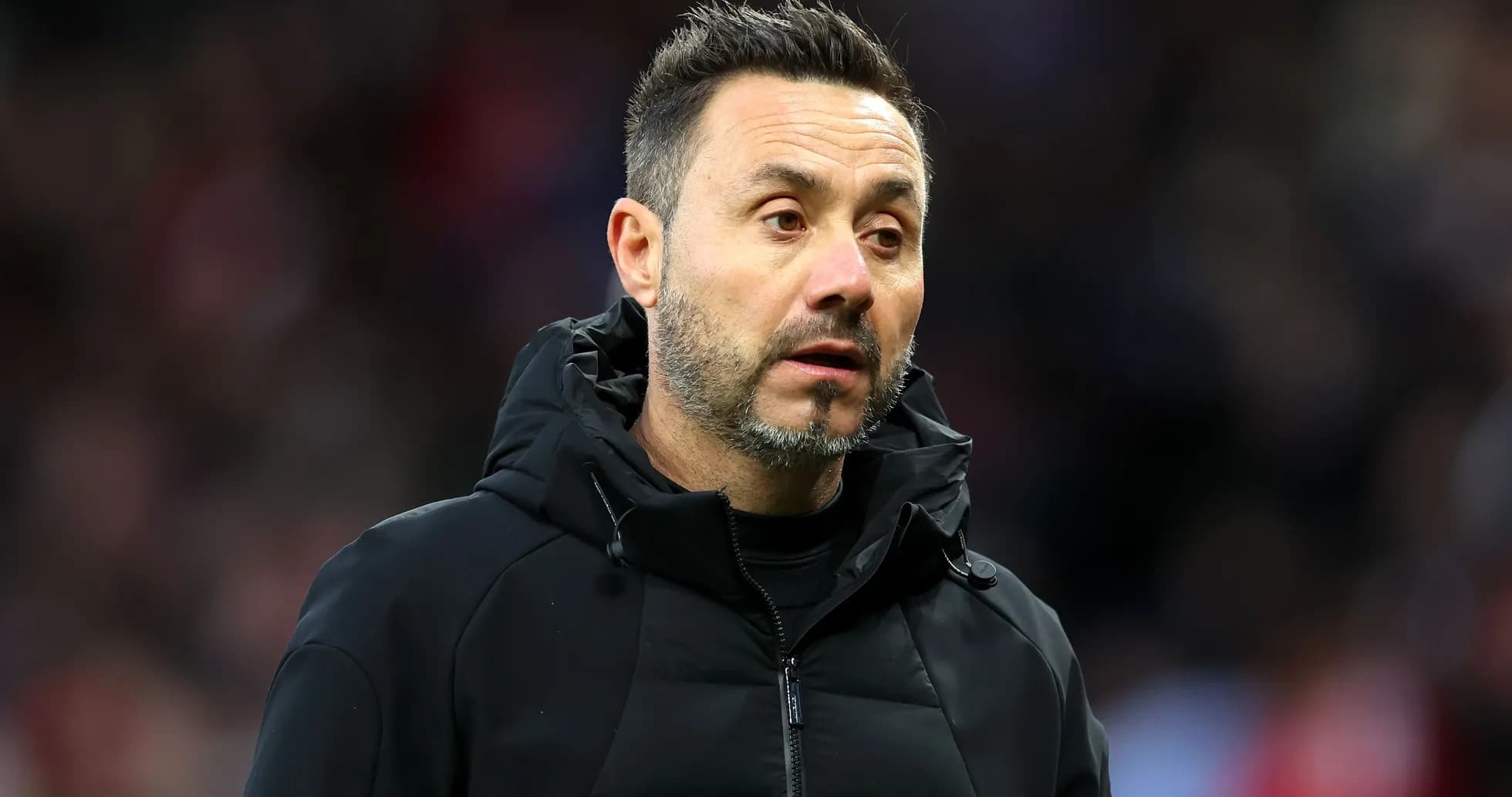 Entrenador en el banquillo durante el partido