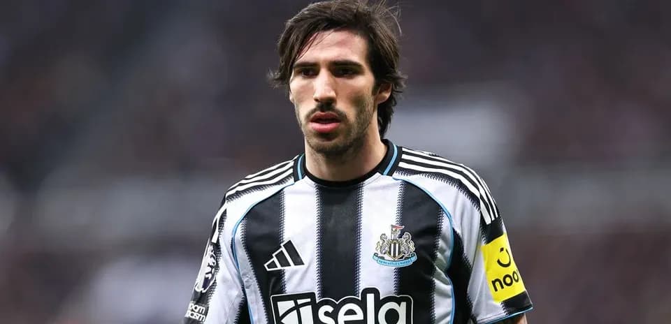 Jugador de Newcastle con camiseta a rayas en el campo