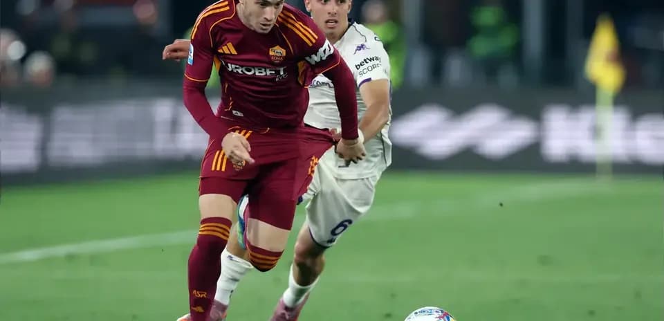 Jugador de Roma corriendo mientras es perseguido