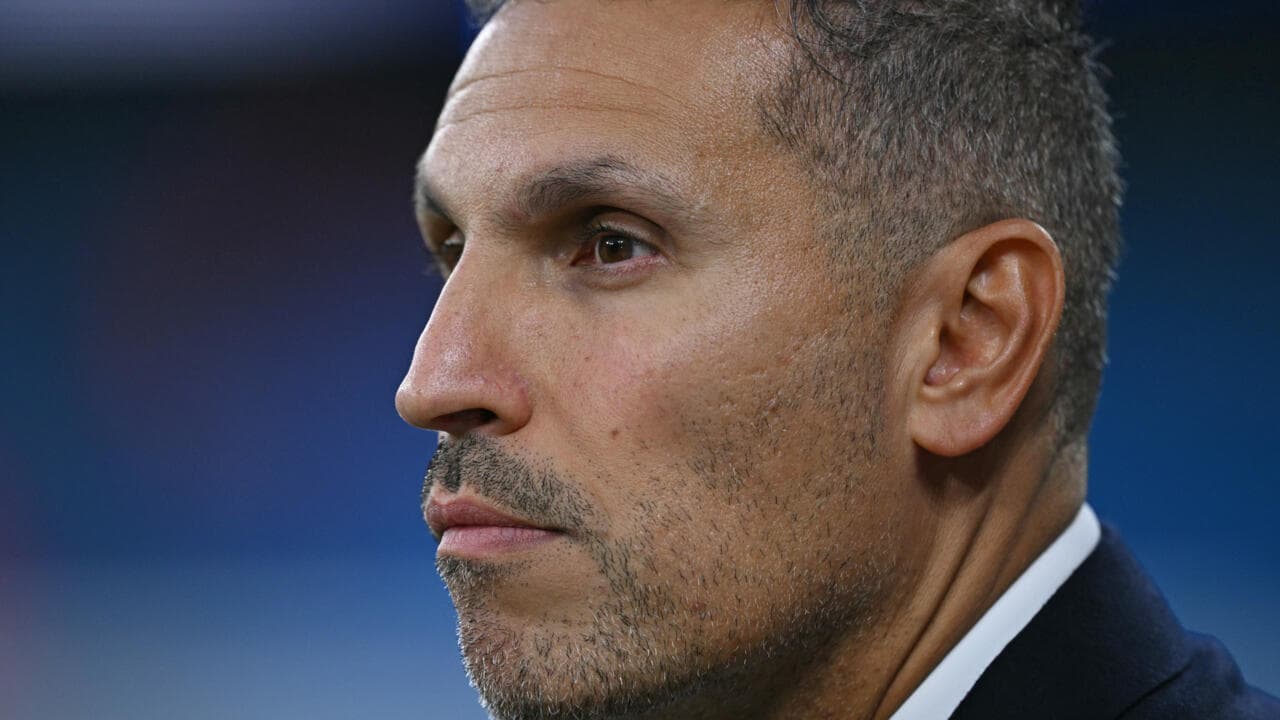 Entrenador observando un partido desde el banquillo