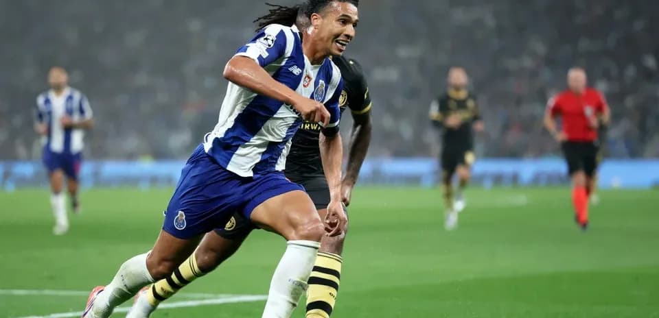 Jugador de Porto corriendo con el balón durante el partido
