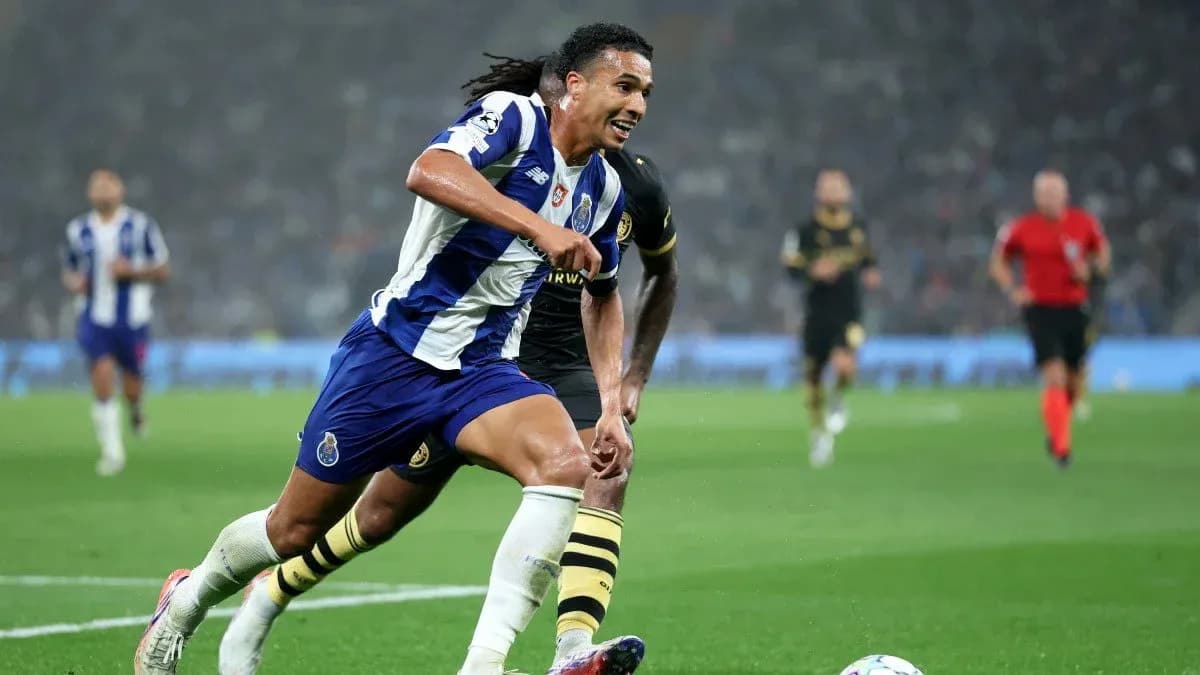 Jugador de Porto corriendo con el balón durante el partido