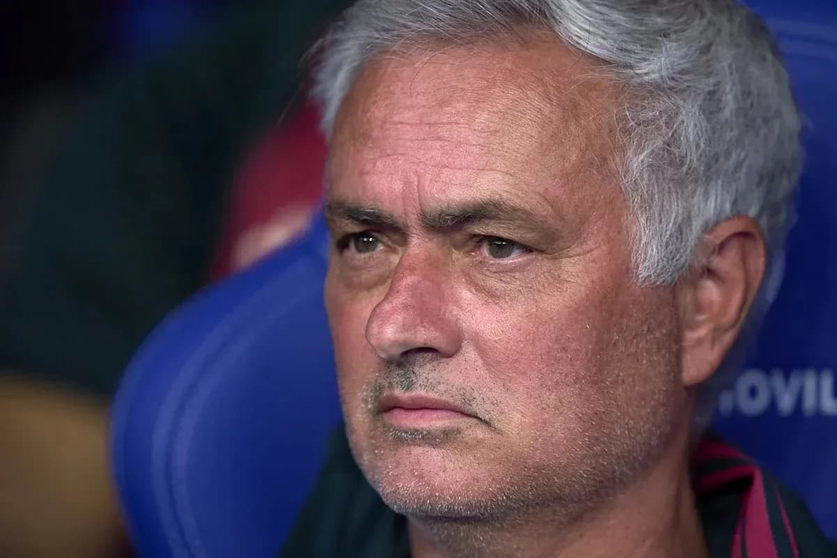 Entrenador observando el partido desde el banquillo