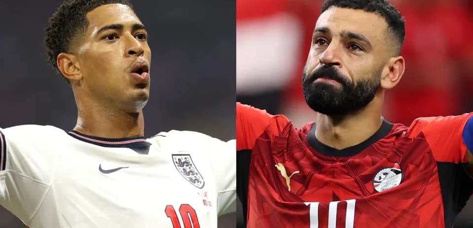 Jugadores de Inglaterra y Egipto en el campo