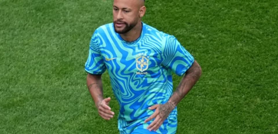 Jugador de Brasil calentando en el campo de juego