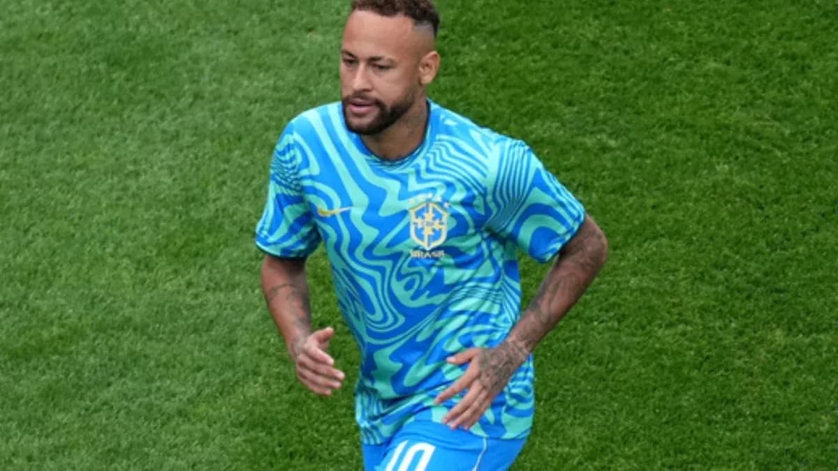 Jugador de Brasil calentando en el campo de juego
