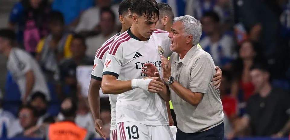Entrenador hablando con jugador de Real Madrid durante partido