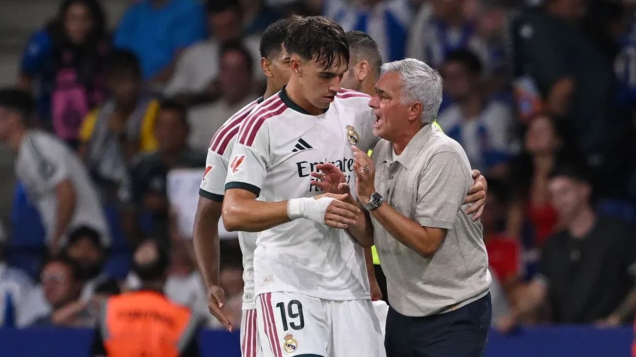 Entrenador hablando con jugador de Real Madrid durante partido