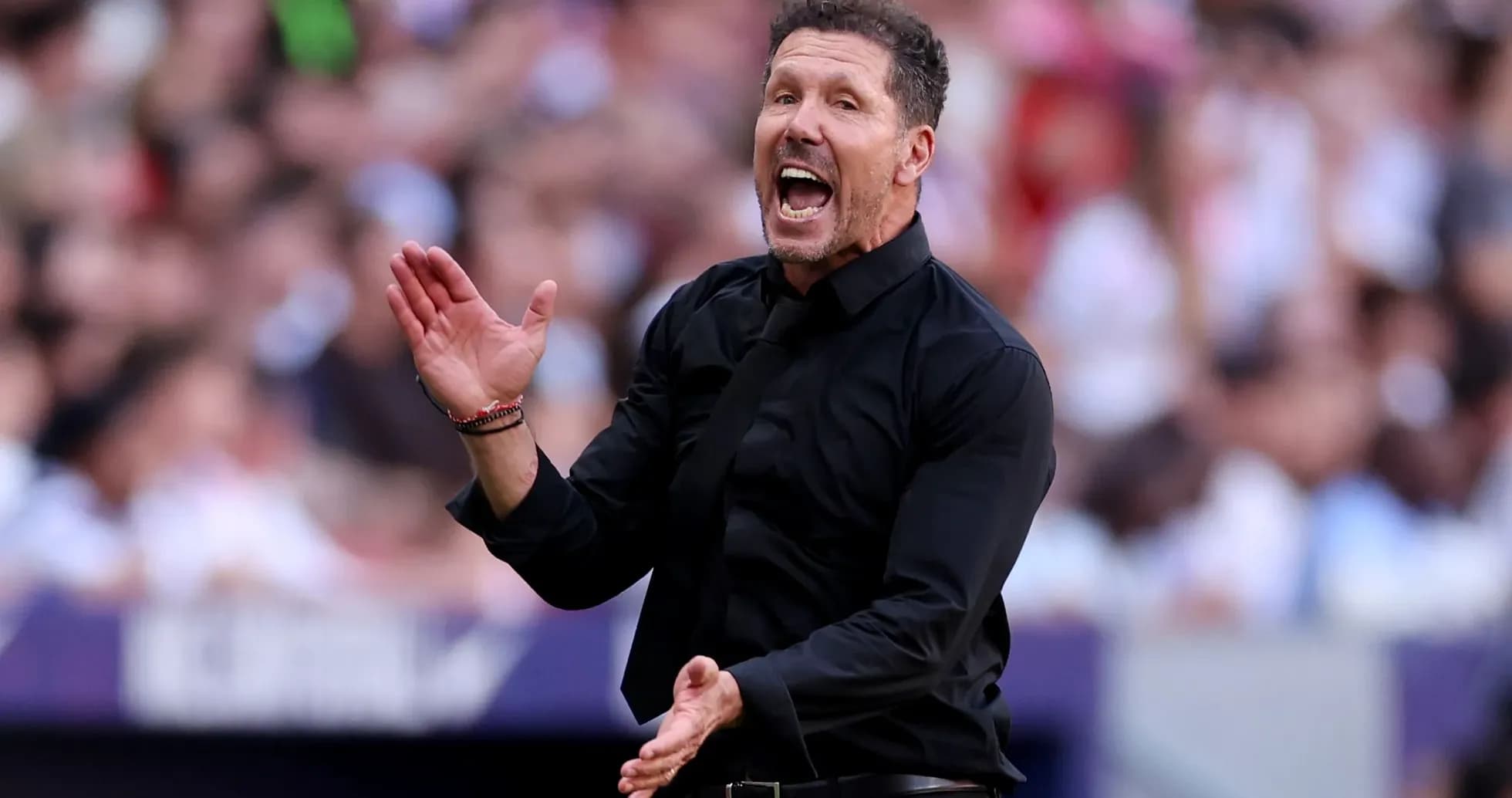 Entrenador gesticulando durante un partido