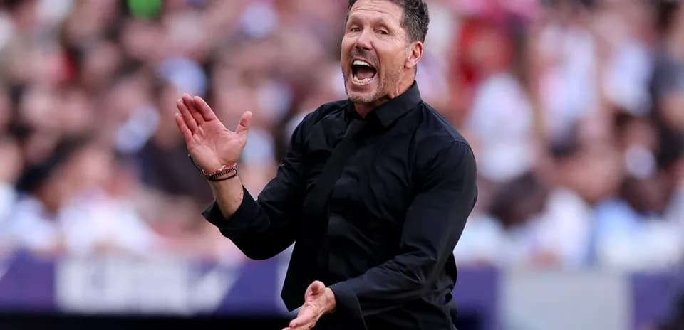 Entrenador gesticulando durante un partido