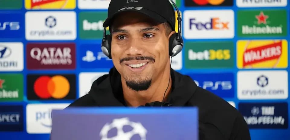 Jugador en conferencia de prensa con micrófono