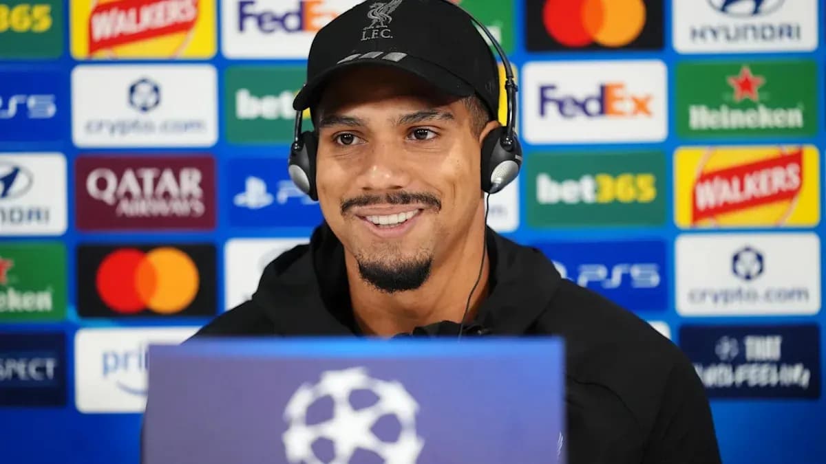 Jugador en conferencia de prensa con micrófono