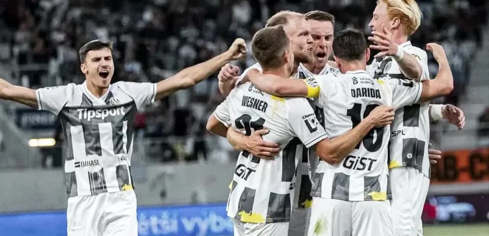 Jugadores celebrando un gol del Hradec Králové