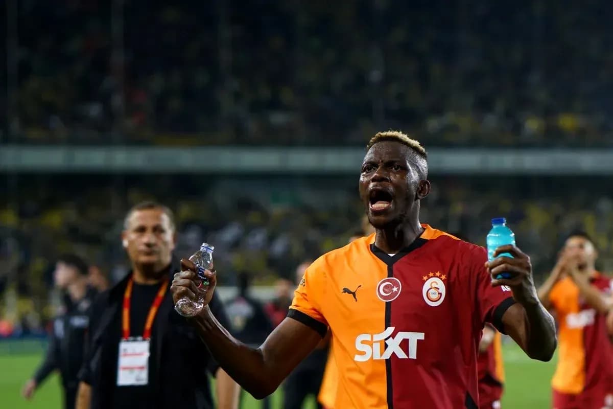 Jugador de Galatasaray celebrando con botellas de agua