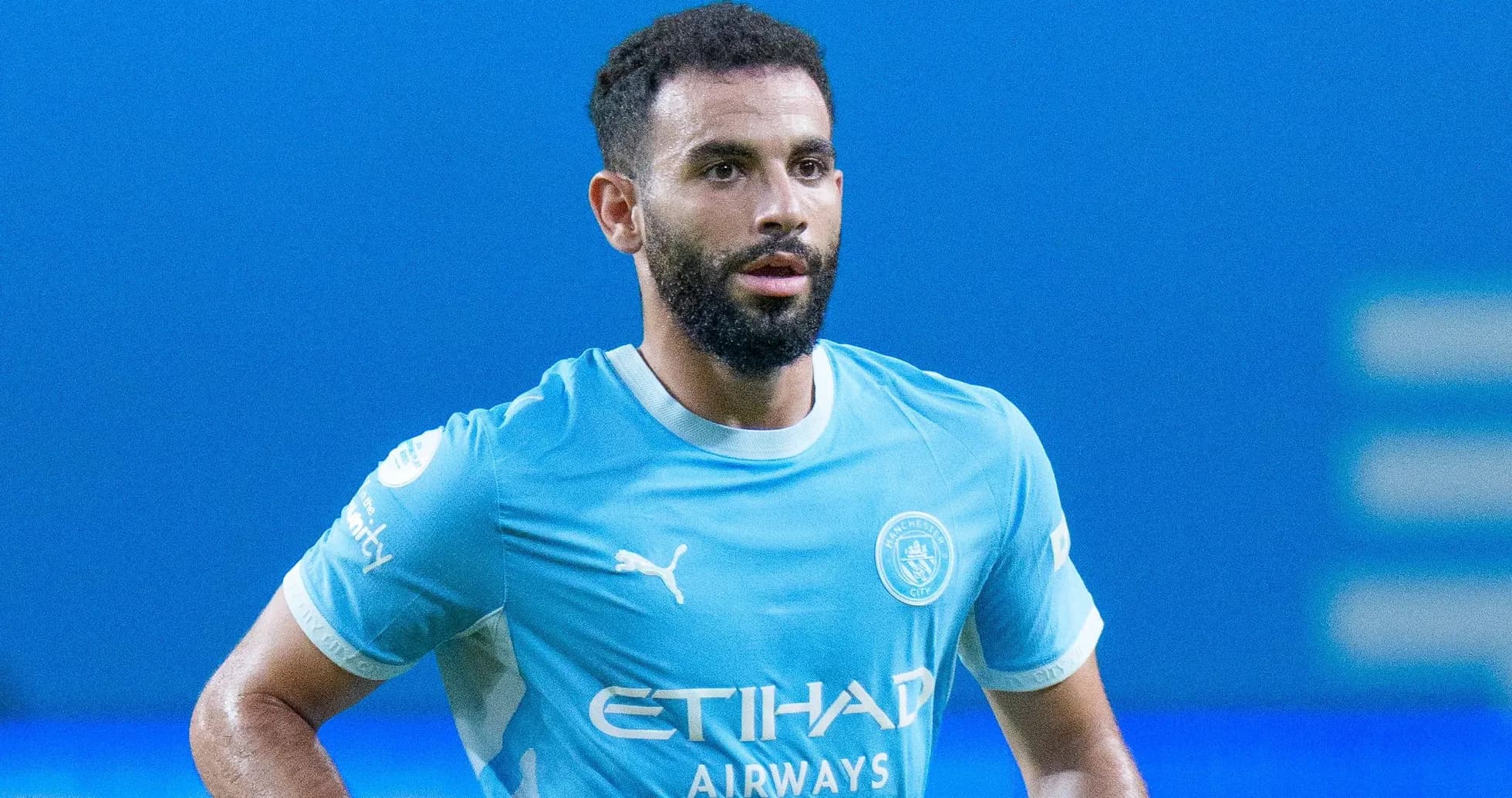 Jugador de Manchester City en uniforme azul durante partido