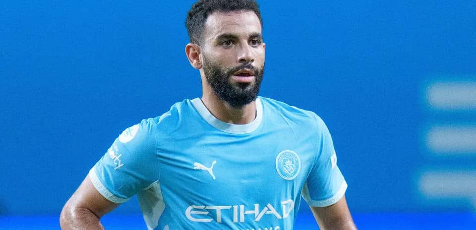 Jugador de Manchester City en uniforme azul durante partido