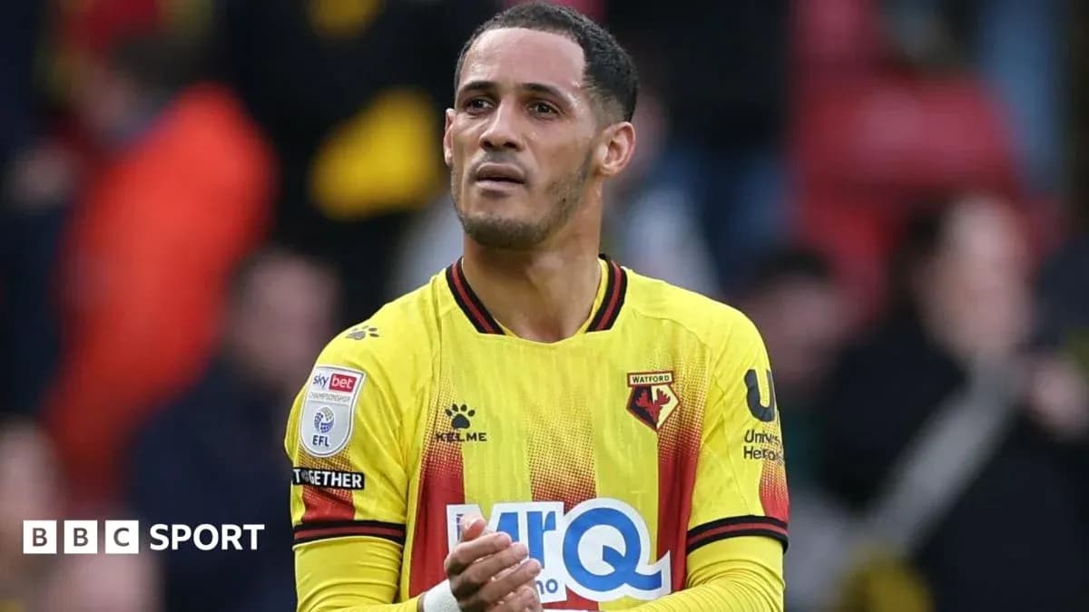 Jugador de Watford aplaudiendo en el campo