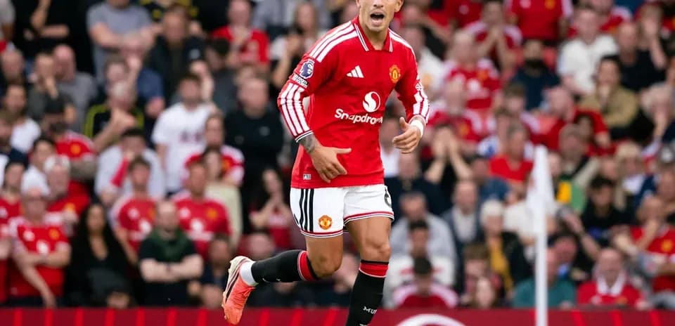 Jugador de Manchester United celebrando un gol en el campo
