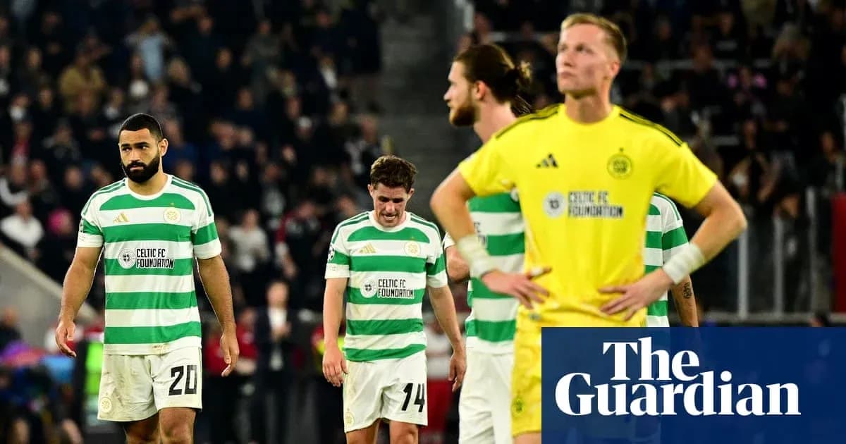 Jugadores del Celtic FC caminando tras una derrota