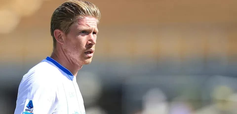 Jugador en acción durante un partido de fútbol