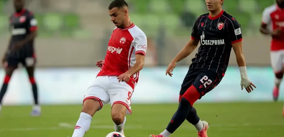 Jugadores de FK Crvena Zvezda en acción
