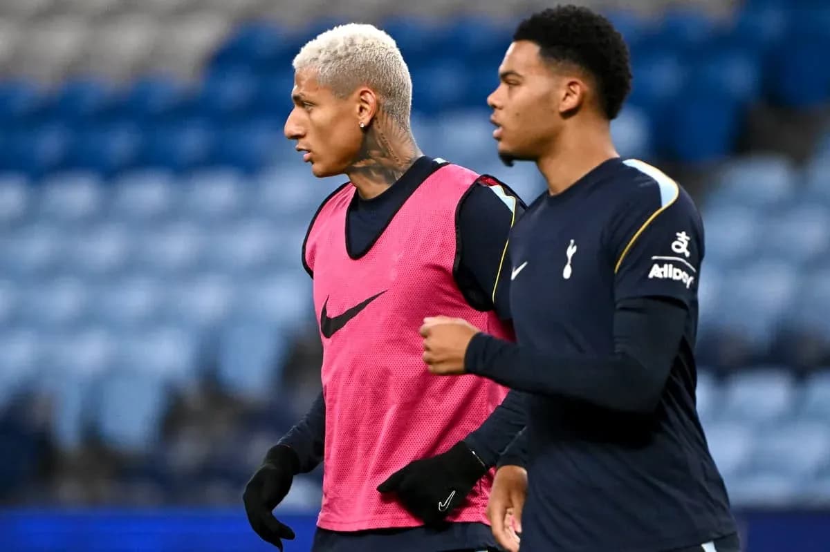 Jugadores de Tottenham calentando antes del partido